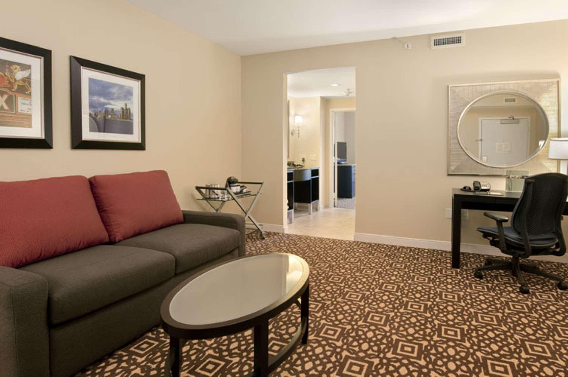 Doubletree Suites By Hilton Hotel Detroit Downtown - Fort Shelby Екстериор снимка