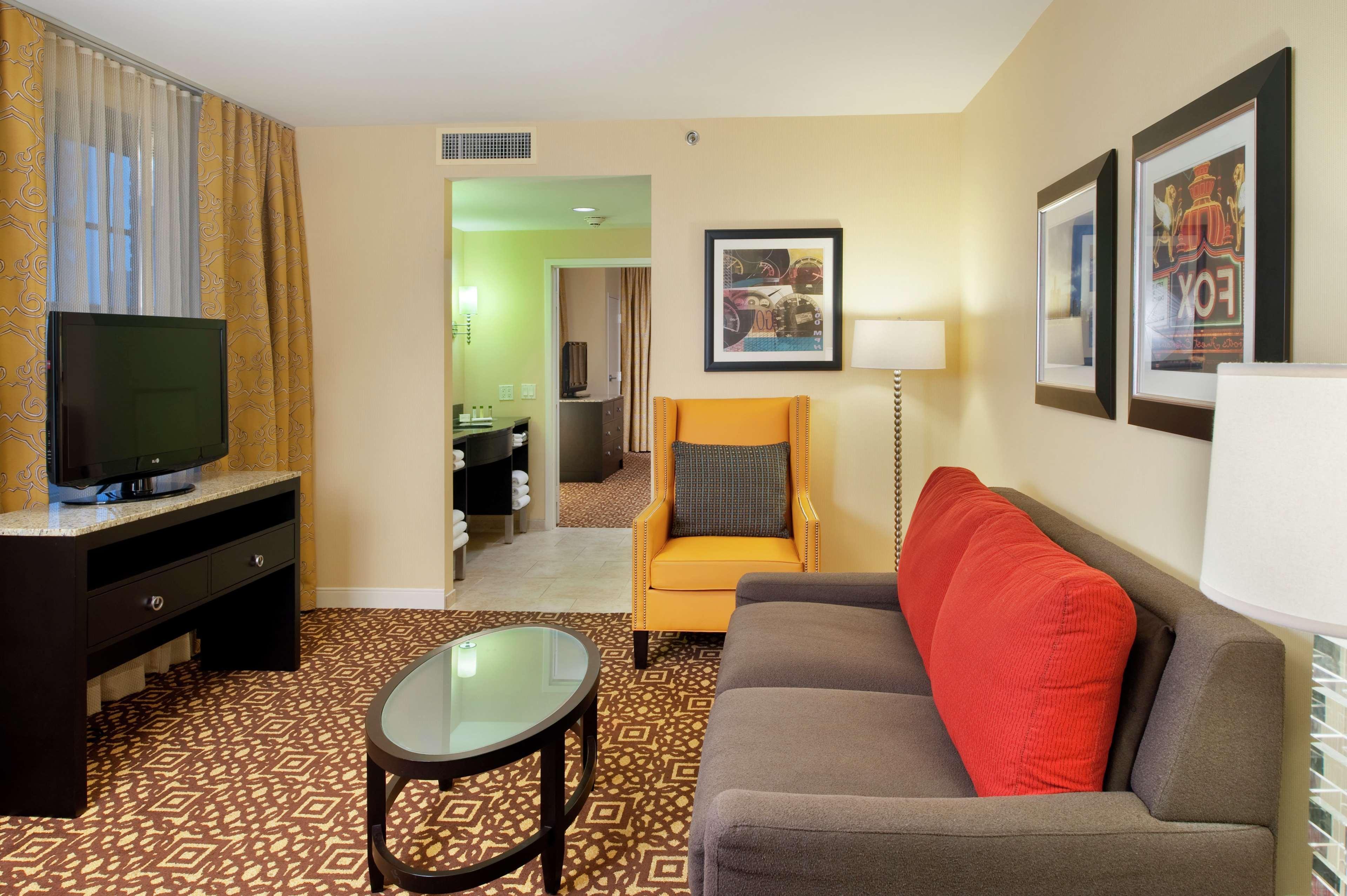 Doubletree Suites By Hilton Hotel Detroit Downtown - Fort Shelby Екстериор снимка