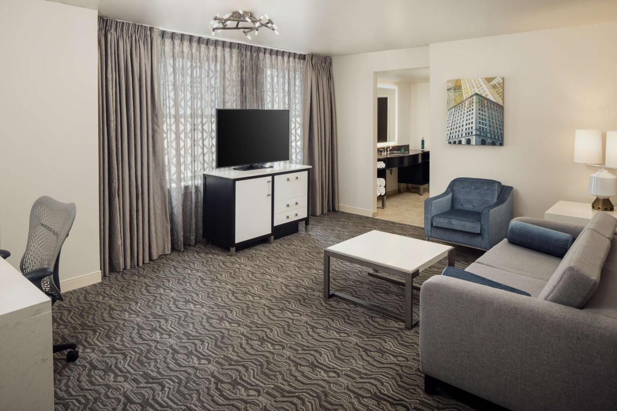 Doubletree Suites By Hilton Hotel Detroit Downtown - Fort Shelby Екстериор снимка