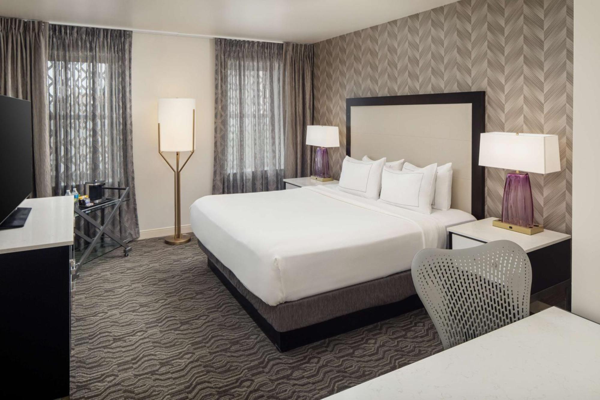 Doubletree Suites By Hilton Hotel Detroit Downtown - Fort Shelby Екстериор снимка