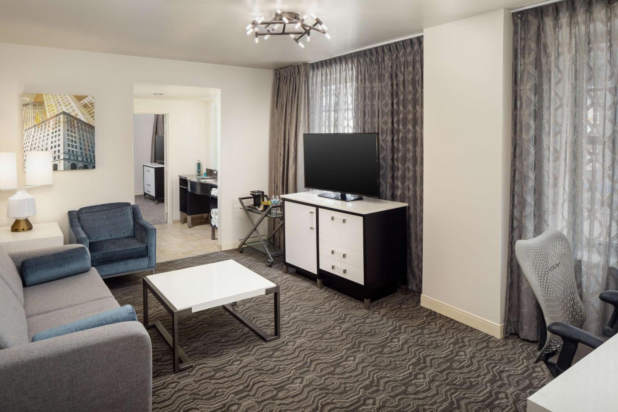 Doubletree Suites By Hilton Hotel Detroit Downtown - Fort Shelby Екстериор снимка