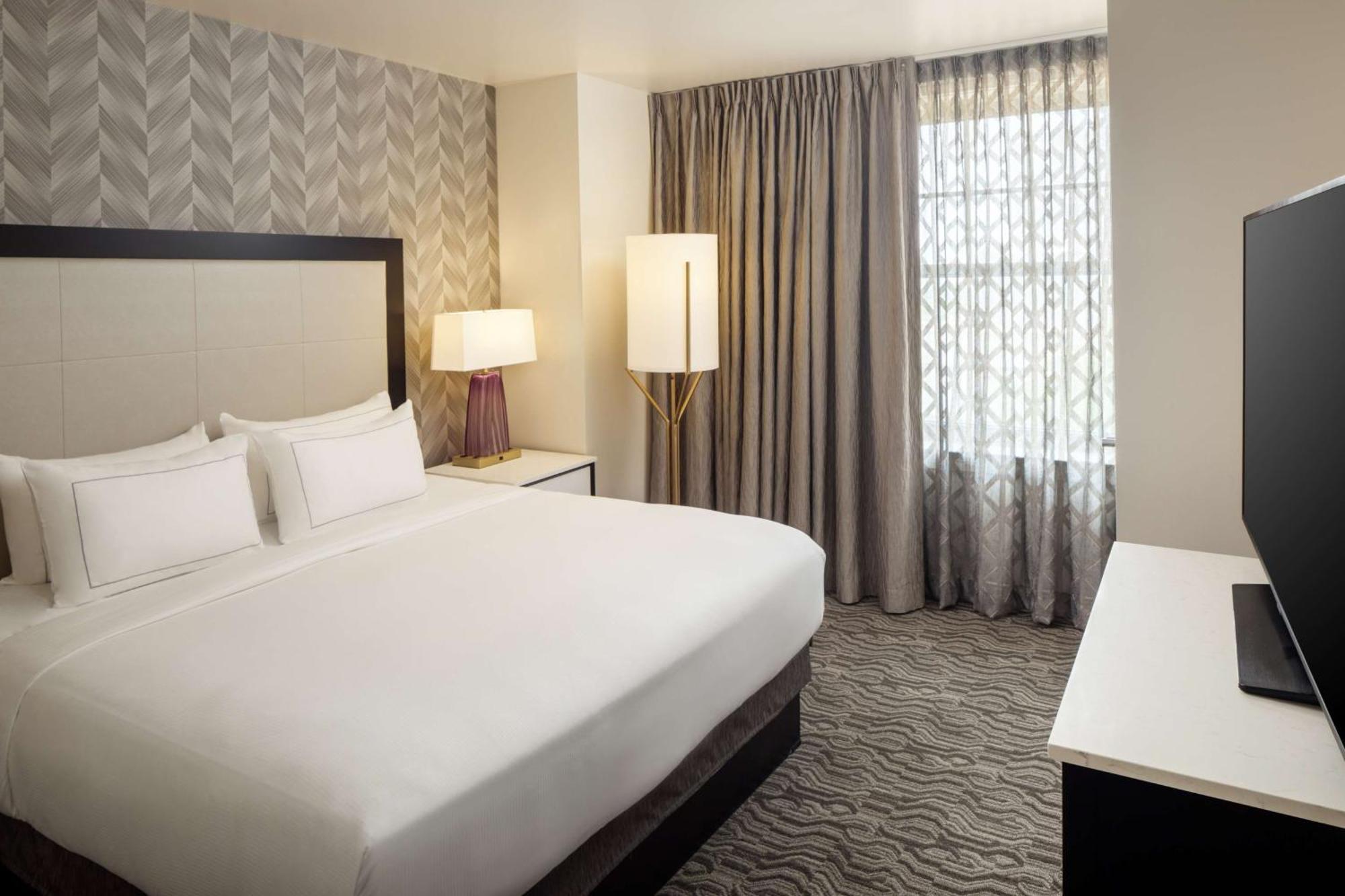 Doubletree Suites By Hilton Hotel Detroit Downtown - Fort Shelby Екстериор снимка