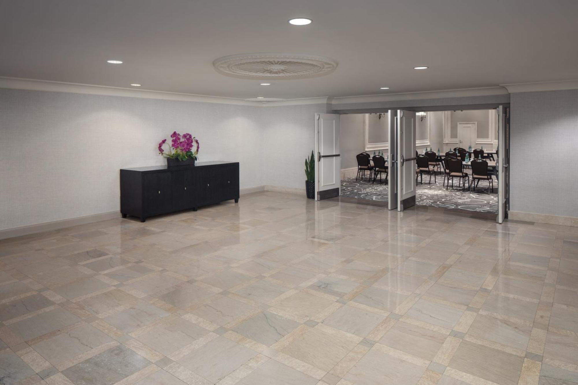 Doubletree Suites By Hilton Hotel Detroit Downtown - Fort Shelby Екстериор снимка