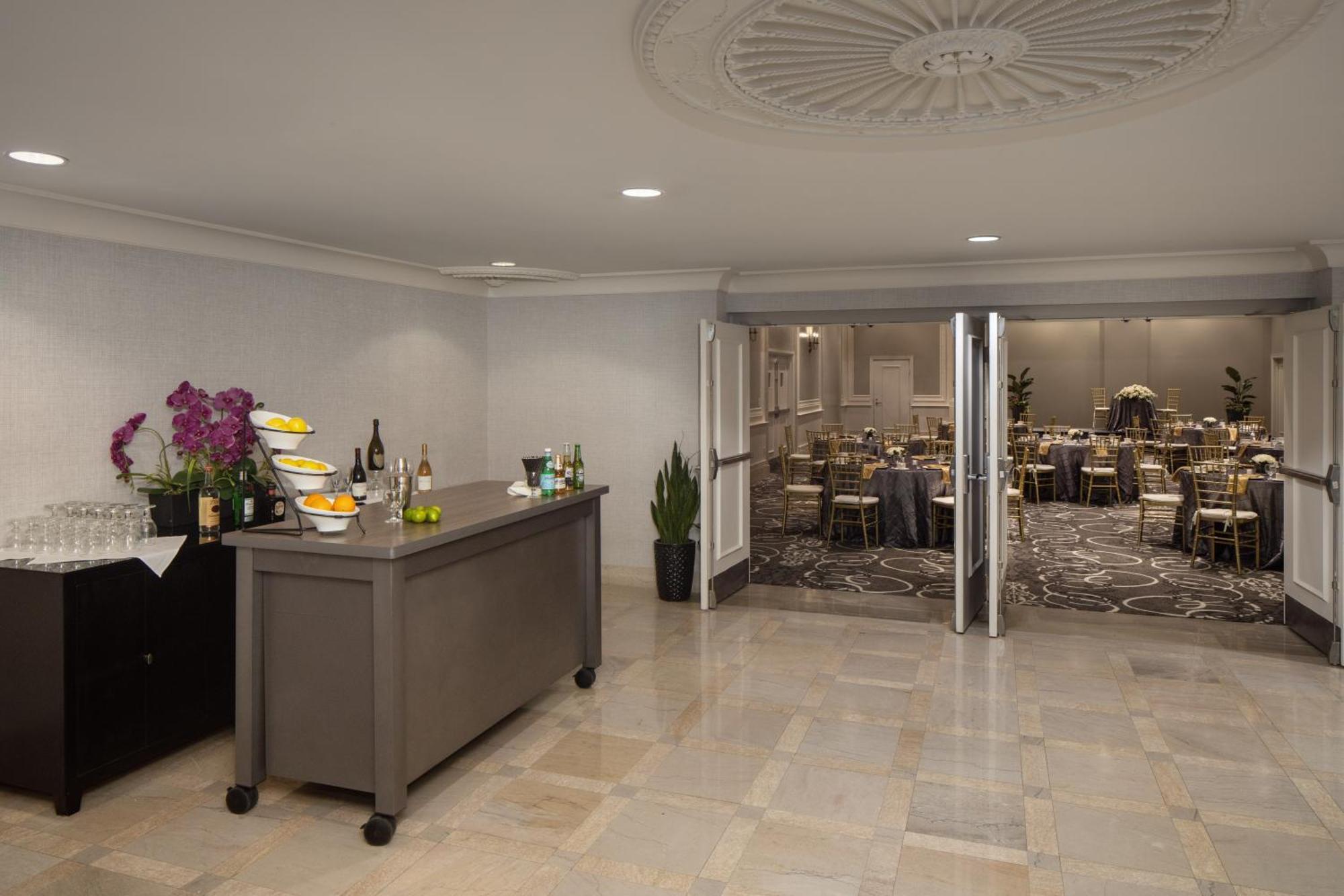 Doubletree Suites By Hilton Hotel Detroit Downtown - Fort Shelby Екстериор снимка
